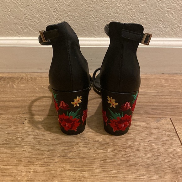 Kenneth Cole Reaction High Heels with Embroidery - size 8 - Picture 2 of 5